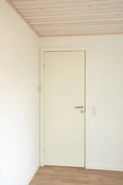 Stabil hvitmalt dør - 82,5 x 204 cm