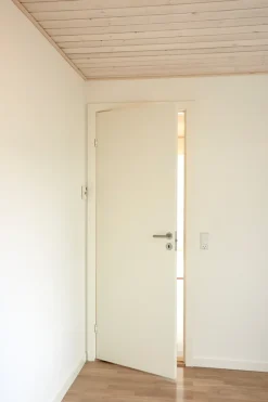 Stabil hvitmalt dør - 82,5 x 204 cm